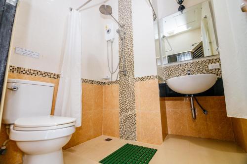 沙敦The one boutique hotel的浴室配有卫生间、盥洗盆和淋浴。
