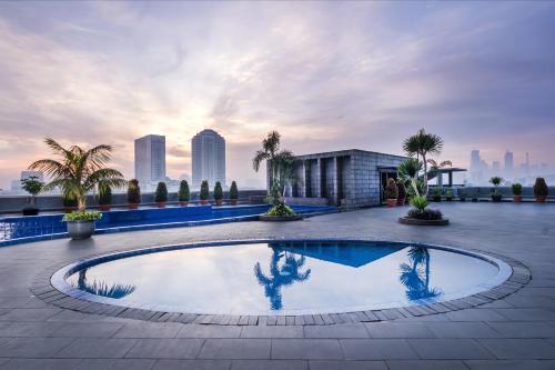 雅加达梅林恩公园酒店的一座城市天际线建筑屋顶上的游泳池