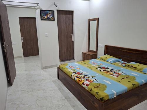斋浦尔636 Kedia Kothhi的一间卧室配有一张木架床