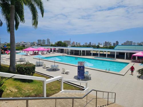 萨利纳斯Villa Country Club Salinas的一座大型游泳池,旁边的人可以走