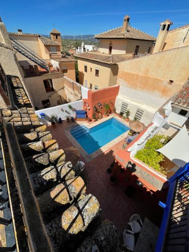 AcequiasCasa Morayma, Lecrin, Granada (Adult Only Small Guesthouse)的享有带游泳池的房屋的空中景致