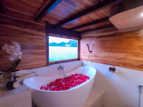 纳闽巴霍DAV Travels的浴室里装满红胡椒的浴缸