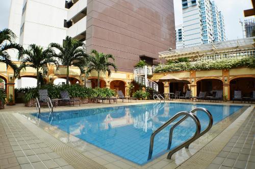 新加坡Hotel Grand Pacific的一座建筑物中央的游泳池