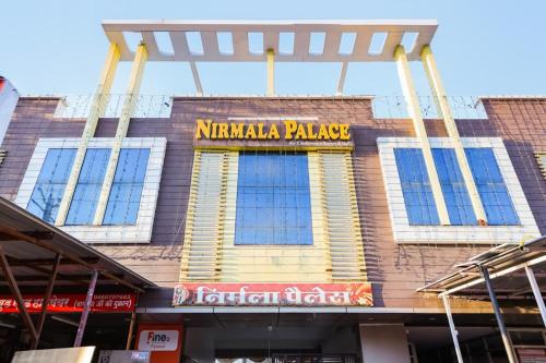 AyodhyaGoroomgo Hotel The Nirmala Palace Ayodhya-Near Ram Mandir的前面有标志的建筑
