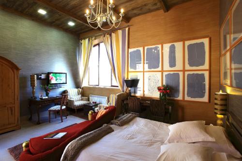 巴列斯特罗卡拉特拉瓦帕拉西奥德拉塞尔纳精品酒店的一间卧室配有一张床、一张书桌和一个窗户。