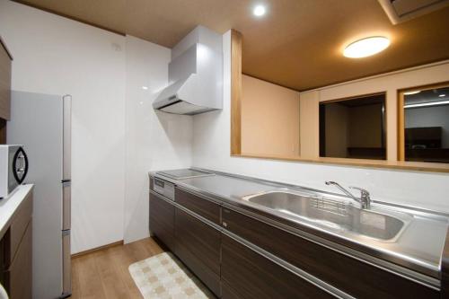 志摩市森の空気を感じる宿泊 露天風呂 Wi-Fi 最大20名様的厨房配有水槽和台面