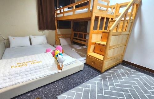 庆州GyeongJu Kids & Family Hotel的客房设有两张双层床和一张双层床。