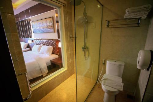 名古屋巴淡岛城市酒店的带淋浴和卫生间的浴室以及1张床。
