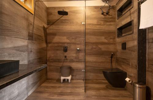 BelparāoThe Destin Ekaant By 3Tree Group的浴室设有玻璃淋浴间和卫生间