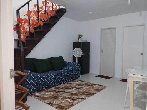 帕加迪安tadzmahal的带沙发和楼梯的客厅
