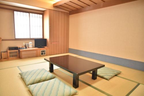 端岛Hashima - Hotel - Vacation STAY 52664v的客厅配有桌子和两把椅子