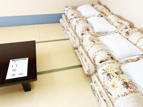 端岛Hashima - Hotel - Vacation STAY 52664v的一张沙发放在房间角落