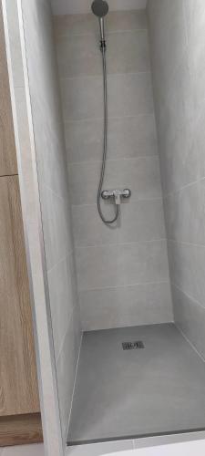 德拉塞尔瓦港Port de la Selva apartament的浴室内配有淋浴和头顶淋浴
