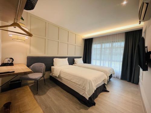 怡保Regent Leisure & Event的酒店客房配有两张床和一张书桌