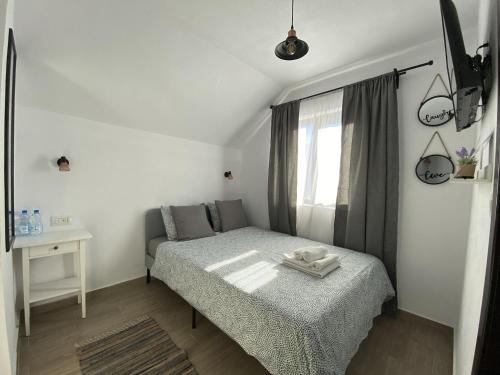 萨多瓦Casa Ambra的一间小卧室,配有床和窗户