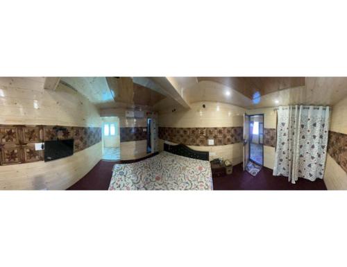 古尔马尔格Hotel Nagview Cottage, Jammu and Kashmir的一间小房间的卧室,配有一张床铺