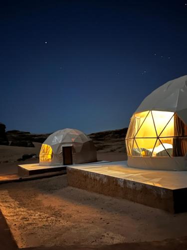 瓦迪拉姆Wadi Rum Grand的沙漠中两个圆顶帐篷