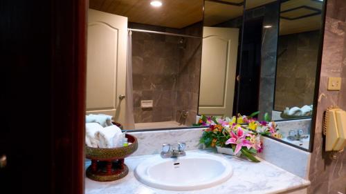 南邦Lampang Wieangthong的一间带水槽和镜子的浴室