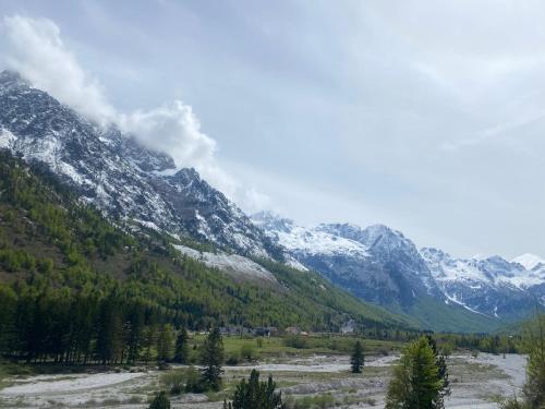 瓦勒博内Guesthouse Mountain的享有山脉和雪的美景