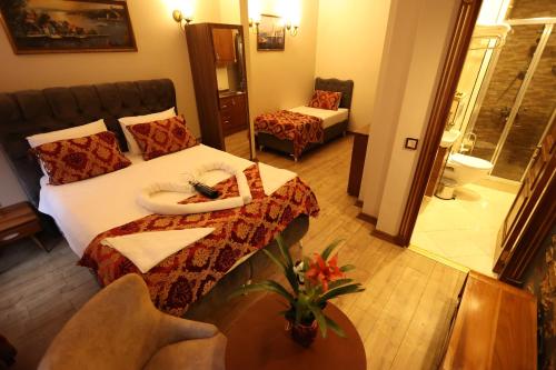 伊斯坦布尔BeyPort Hotel Taksim的酒店客房配有一张床铺和一张桌子。