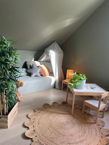 奥勒松Aalesund Holiday Home 5 Bedroom!的一间卧室配有一张床和一张植物桌子