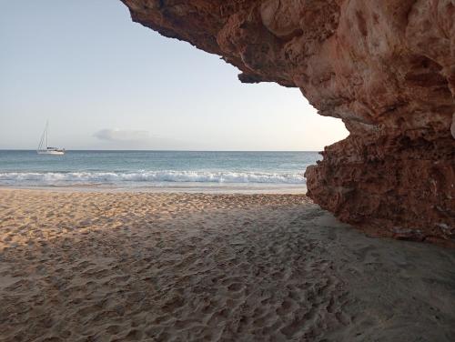 Calheta Do MaioA.M.A Appartament的从海滩上的洞穴欣赏海滩美景