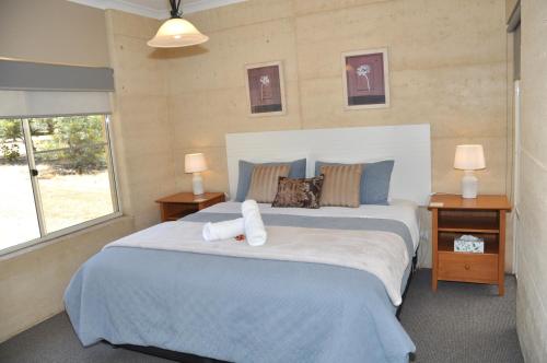 彭伯顿Big Brook Retreat的一间卧室配有一张带2个床头柜的大床