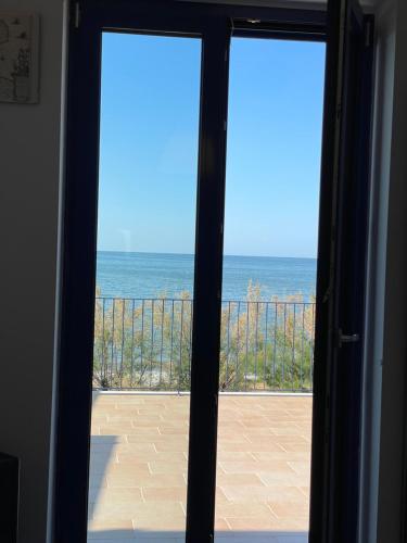 罗迪-加尔加尼科玛格丽塔度假屋的从窗户可欣赏到海景