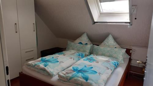 吕本瑙Ferienhaus Berndt im Spreewald的一间小卧室,配有一张蓝色鲜花的床