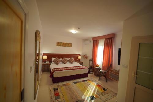 瓦迪穆萨Petra Plaza Hotel的酒店客房设有床和窗户。