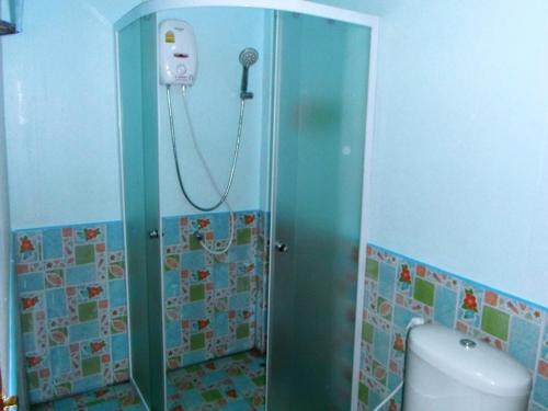 罗勇素克索姆亚酒店的带淋浴和卫生间的浴室。