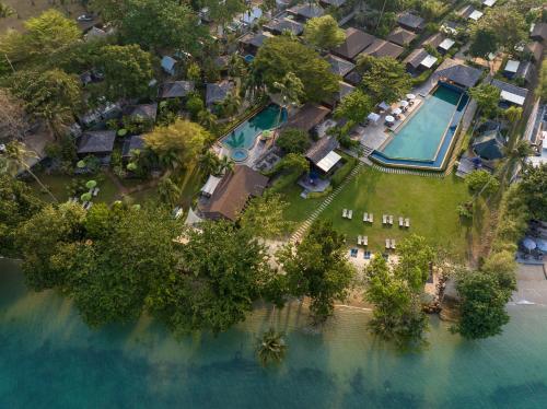 象岛GajaPuri Resort Koh Chang的享有房屋的空中景致,设有2个游泳池