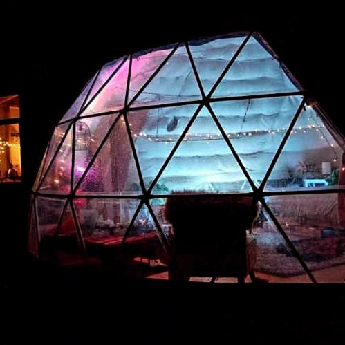 怀普Waipu Off-grid Eco Geodesic Glamping Dome的海景玻璃窗