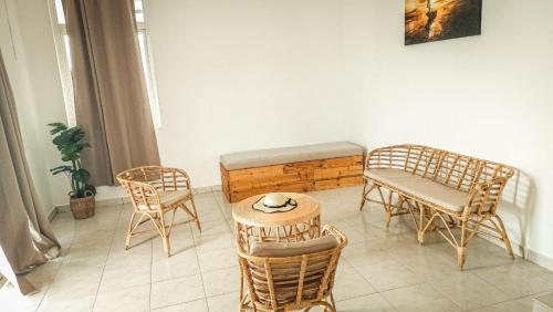马蒂兰港Les Manglier的配有椅子、长凳和桌子的房间