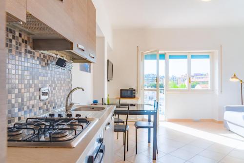 费拉约港Appartamento Il Mare e Dintorni的厨房配有水槽和炉灶 顶部烤箱