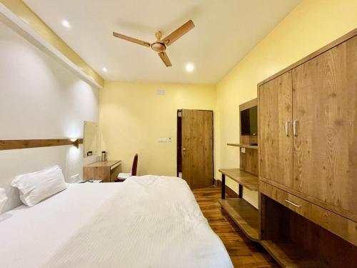瓦拉纳西Hotel SHIVAM ! Varanasi Forɘigner's Choice ! fully-Air-Conditioned-hotel lift-and-Parking-availability, near Kashi Vishwanath Temple, and Ganga ghat 2的一间卧室配有一张床和吊扇