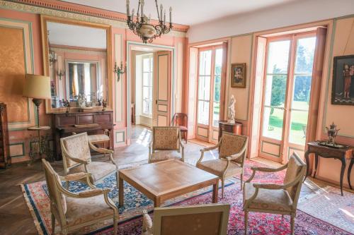 CholoyChâteau de Choloy的客房设有桌椅和窗户。