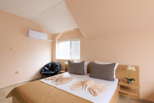 金沙安格酒店的一间卧室配有一张床,上面有两条毛巾