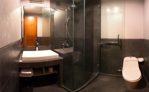 勒吉安特兰瑟拉卡米尼勒吉安酒店的带淋浴、卫生间和盥洗盆的浴室