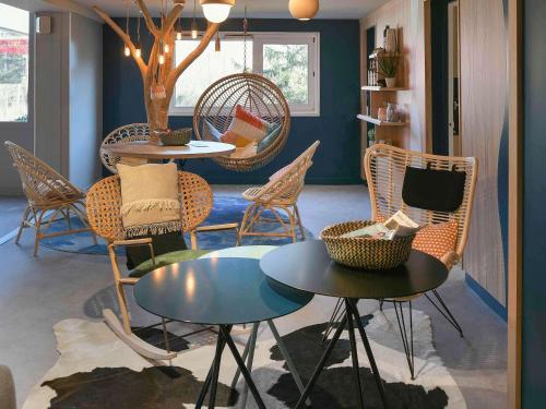 盖拉德安马斯日内瓦门美居酒店的一间设有两张桌子和椅子以及一张桌子和椅子的房间