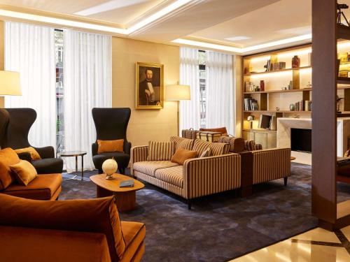 巴黎巴黎巴尔的摩之旅艾菲尔铁塔索菲特酒店的带沙发和壁炉的客厅