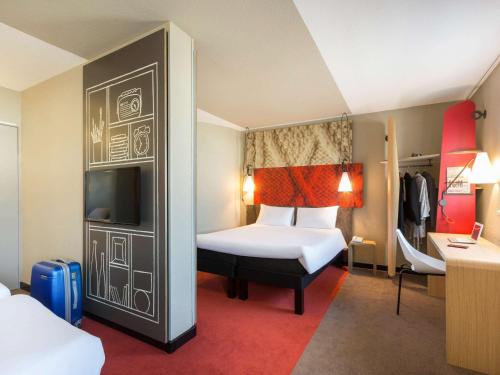 雷恩雷恩中心火车站南基宜必思酒店的酒店客房设有一间带一张床和电视的卧室