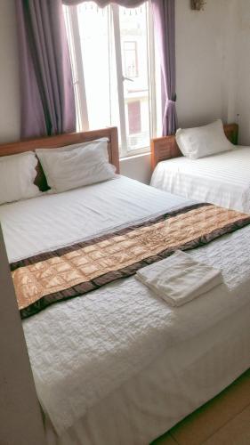 河内Ks Huy Hoang Airport的两张睡床彼此相邻,位于一个房间里