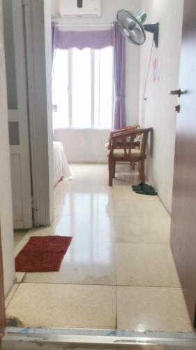 河内Ks Huy Hoang Airport的走廊上设有窗户和地毯的房间