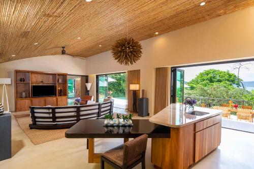 Culebra哥斯达黎加帕帕加约半岛度假村凯悦概念安达仕酒店的开放式厨房以及带桌椅的客厅。