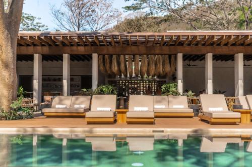 Culebra哥斯达黎加帕帕加约半岛度假村凯悦概念安达仕酒店的一组躺椅,位于游泳池旁