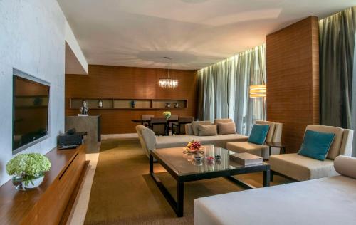 阿布扎比阿布扎比柏悦酒店别墅的客厅配有沙发和桌子