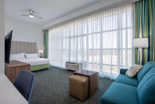 戴维森希尔顿戴维森侯姆伍德套房酒店的酒店客房设有一张沙发和一张床