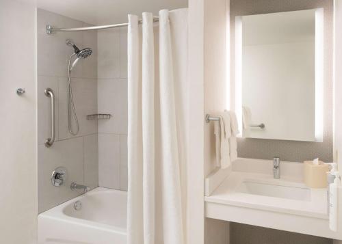 费城费城市中心希尔顿花园酒店的带淋浴和盥洗盆的白色浴室
