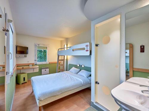 利雪宜必思快捷酒店的一间卧室配有双层床和水槽